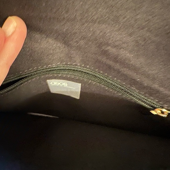 Purple lilac colored Asos envelope clutch - Picture 5 of 7